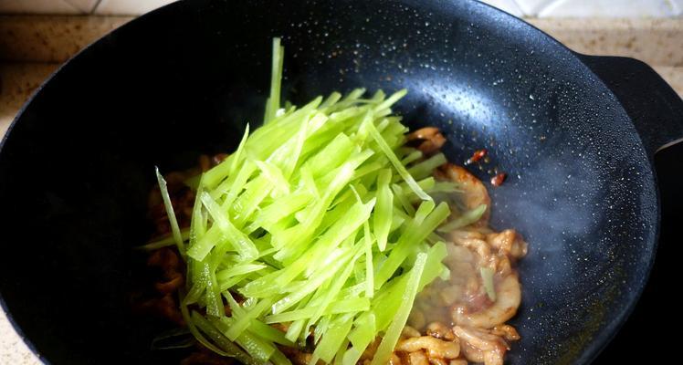 瘦肉炒莴苣片，美味又营养（如何在家做一道健康又美味的菜肴）