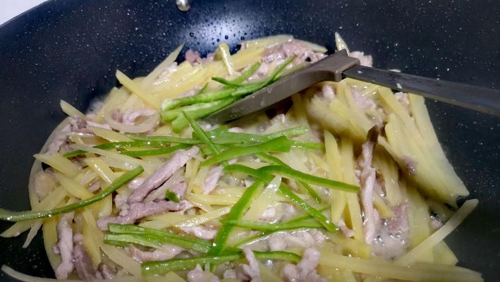 美食制作-肉炒土豆丝（掌握健康的烹饪技巧）