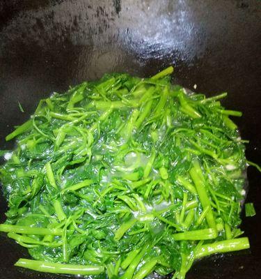 沙茶羊肉炒空心菜的做法（一道简单易学的美食佳肴）