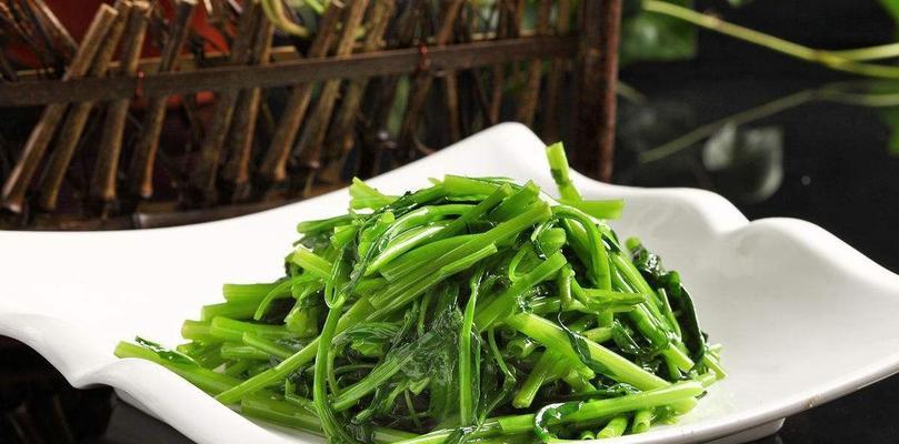 沙茶羊肉炒空心菜的做法（一道简单易学的美食佳肴）