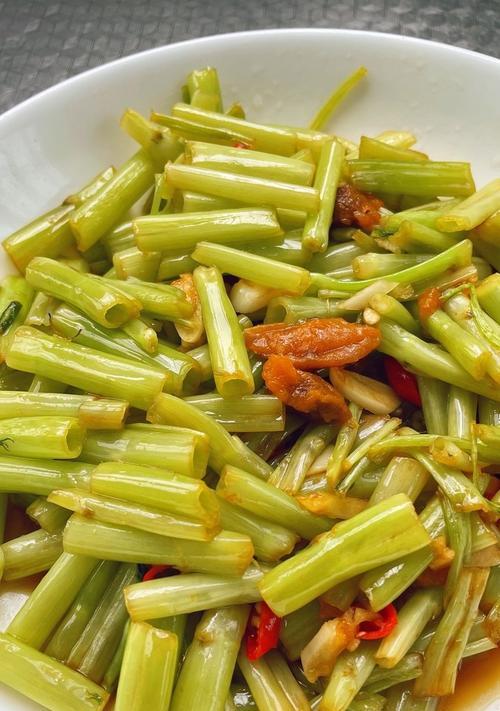 沙茶羊肉炒空心菜的做法（一道简单易学的美食佳肴）