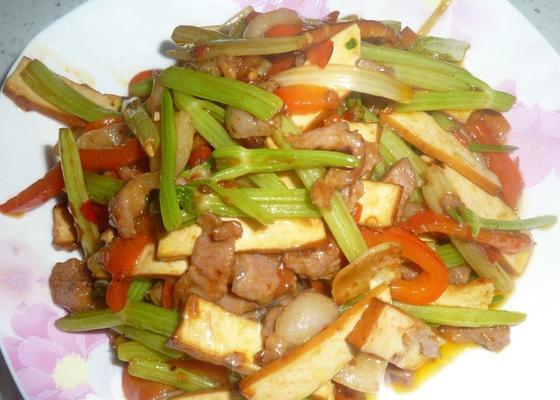 咸猪肉炒豆干的家常做法（用咸猪肉提味）