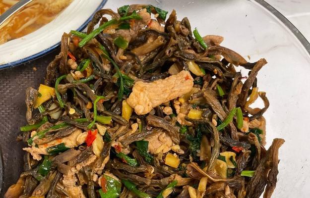教你做一道美味的肉肠炒猪耳豆角（用猪耳与肉肠的搭配）