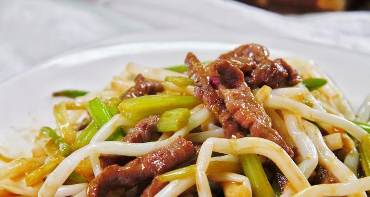 教你做一道美味的肉肠炒猪耳豆角（用猪耳与肉肠的搭配）