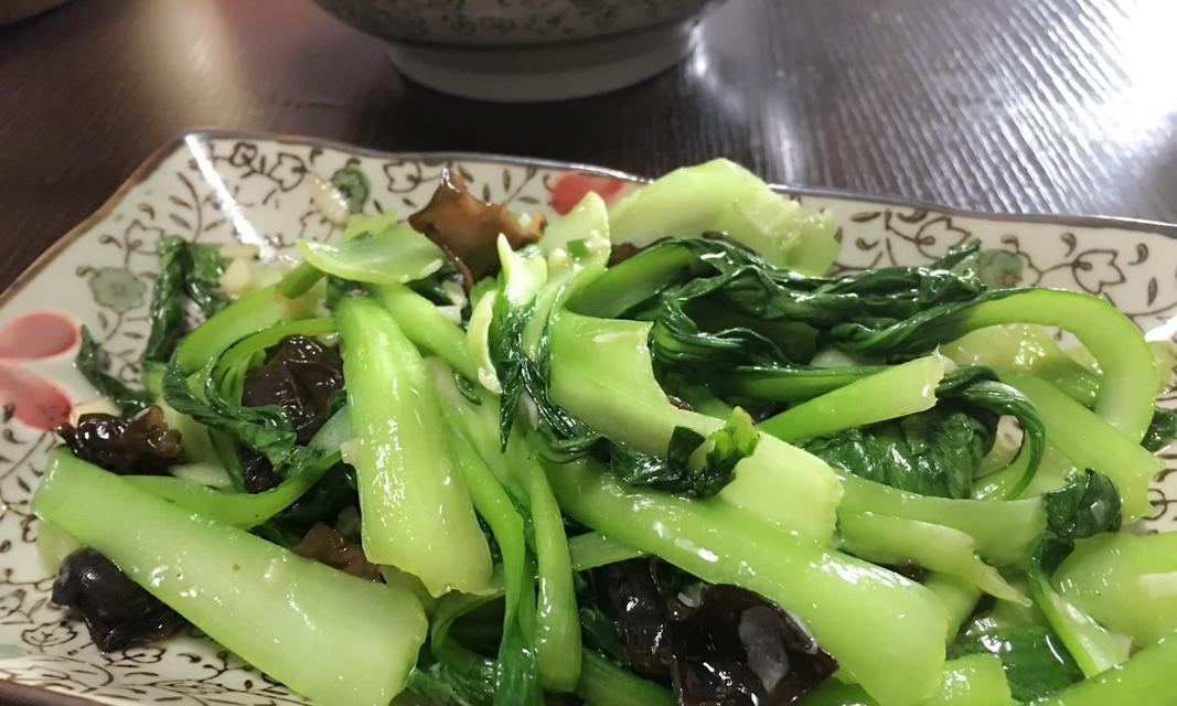 肉饼炒青菜，家常美食不容错过（健康好吃的佳肴）