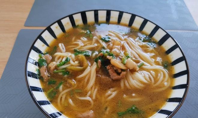青椒榨菜肉丝面怎么做？详细步骤和技巧是什么？