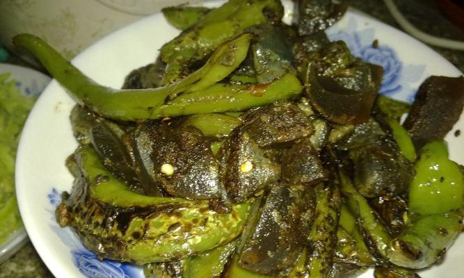 青椒遇见皮蛋怎么做？有哪些创意食谱推荐？
