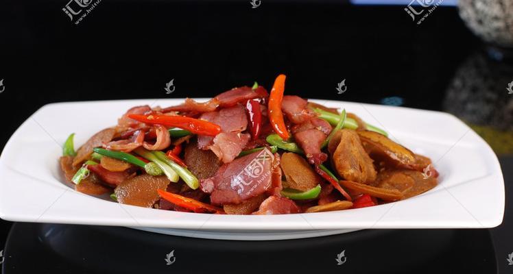 青椒蒜苗炒腊肉的做法是什么？步骤详细吗？