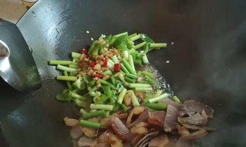 青椒蒜苗炒腊肉的做法是什么？步骤详细吗？