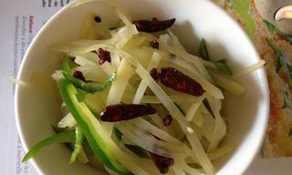 青椒薯丝怎么做？详细步骤和技巧是什么？