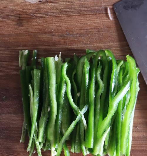 青椒薯丝怎么做？详细步骤和技巧是什么？