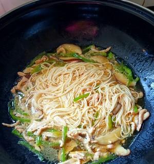 青椒肉丝凉拌面怎么做？步骤和技巧有哪些？