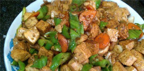 青椒肉丝炒豆腐怎么做？步骤和技巧有哪些？