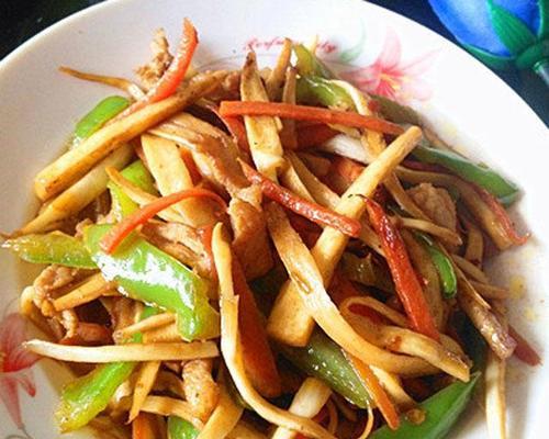 青椒肉片炒茭白怎么做？步骤和技巧有哪些？