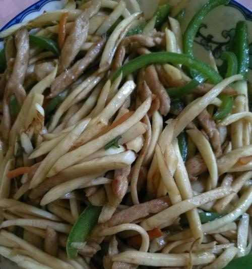 青椒肉片炒茭白怎么做？步骤和技巧有哪些？
