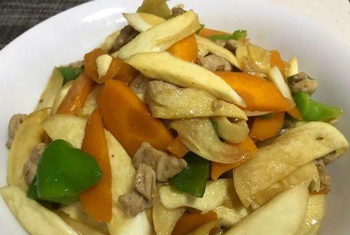 青椒肉片炒茭白怎么做？步骤和技巧有哪些？