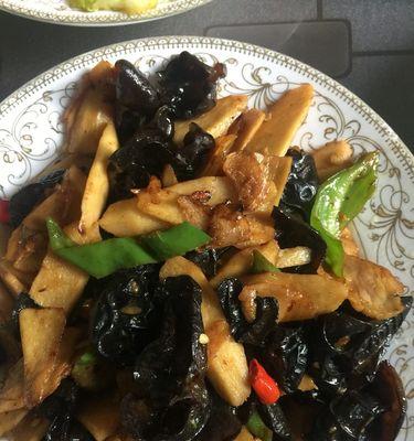 青椒木耳山药的做法是什么？如何做出美味又健康的家常菜？