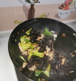 青椒木耳炒肉的做法是什么？步骤详解如何做？