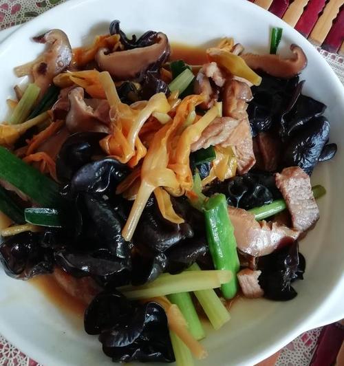青椒木耳炒肉的做法是什么？步骤详解如何做？