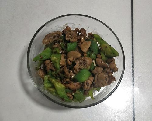 青椒溜肥肠怎么做？步骤和技巧有哪些？