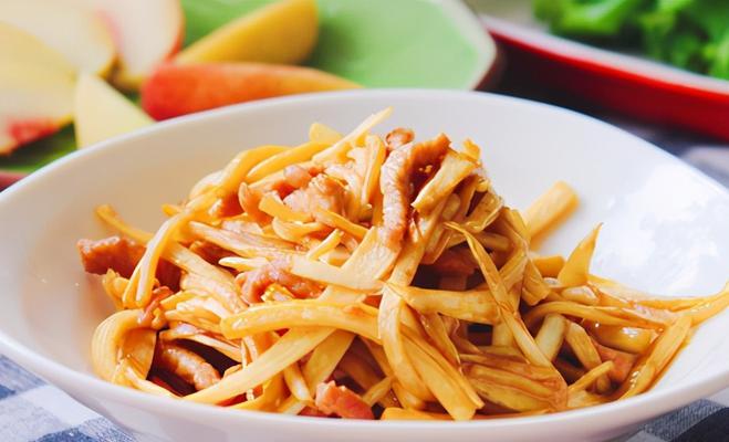 青椒茭白肉丝怎么做？步骤和技巧有哪些？
