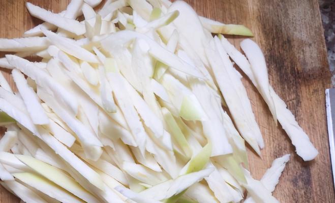 青椒茭白肉丝怎么做？步骤和技巧有哪些？