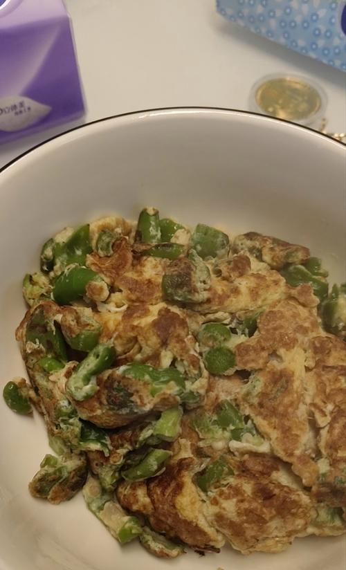 青椒煎蛋怎么做？步骤和技巧有哪些？