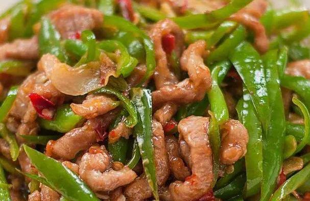 青椒鸡肉丝的做法是什么？如何快速完成这道美食？