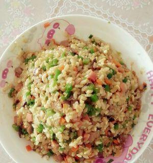 青椒鸡蛋火腿炒饭怎么做？详细步骤和技巧是什么？