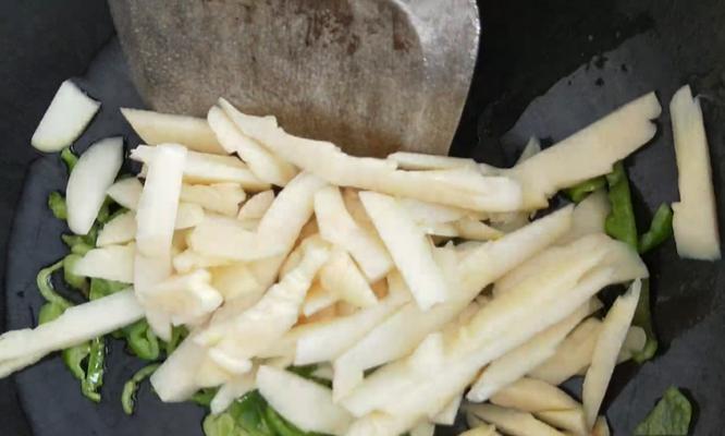 青椒火腿茭白笋怎么做？步骤和技巧有哪些？