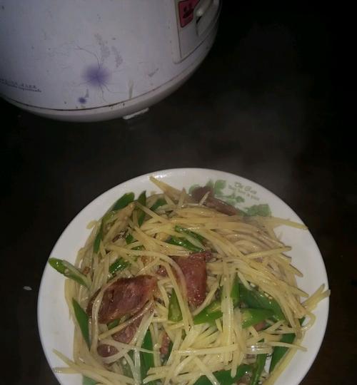 青椒胡萝卜土豆丝的做法是什么？如何快速做出美味的家常菜？
