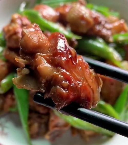 青椒胡萝卜炒鸡丝的做法是什么？步骤详细吗？