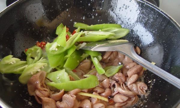 青椒肥肠焖饭怎么做？步骤和技巧是什么？