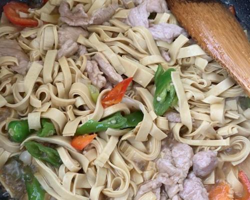 青椒豆皮肉片怎么做？步骤和技巧有哪些？