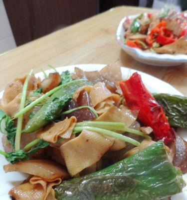 青椒豆皮肉片怎么做？步骤和技巧有哪些？