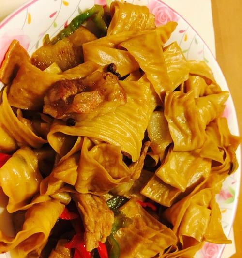青椒豆皮炒肉丝怎么做？步骤和技巧有哪些？