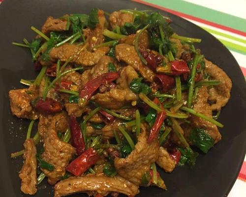 青椒炒羊肉怎么做？步骤和技巧有哪些？