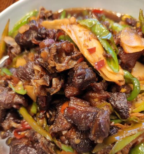 青椒炒鸭块怎么做？步骤和技巧有哪些？