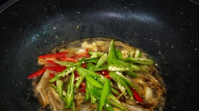 青椒炒小毛鱼干怎么做？步骤和技巧是什么？