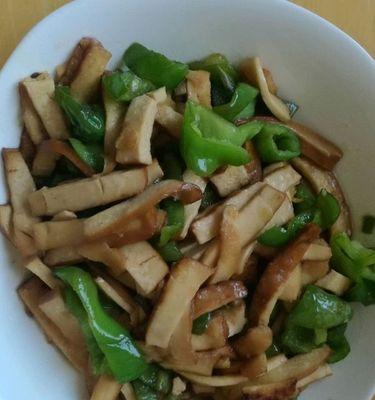 青椒炒香干怎么做？步骤和技巧有哪些？