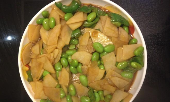 青椒炒虾饺毛豆怎么做？步骤和技巧有哪些？
