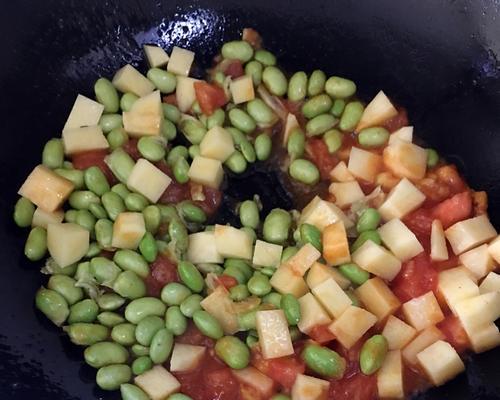 青椒炒虾饺毛豆怎么做？步骤和技巧有哪些？