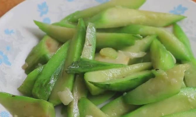 青椒炒丝瓜的做法是什么？如何炒出美味的青椒丝瓜？
