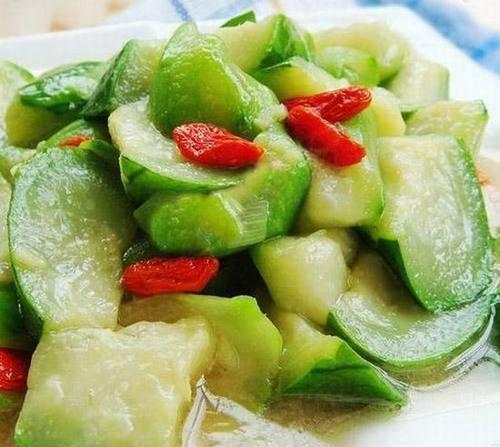 青椒炒丝瓜的做法是什么？如何炒出美味的青椒丝瓜？