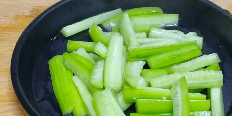 青椒炒丝瓜的做法是什么？如何炒出美味的青椒丝瓜？