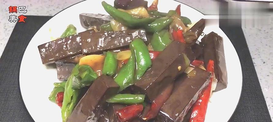 青椒炒泡菜怎么做？步骤和技巧有哪些？