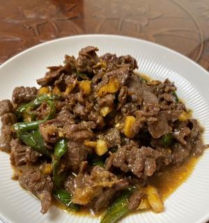 青椒炒牛肉怎么做？步骤和技巧有哪些？