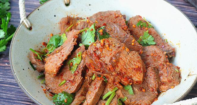 青椒炒卤牛肉的做法是什么？如何在家轻松制作？