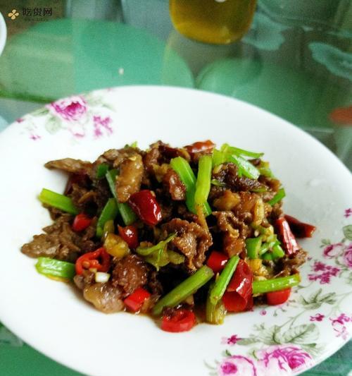 青椒炒卤牛肉的做法是什么？如何在家轻松制作？