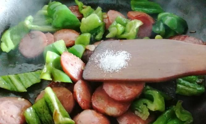 青椒炒火腿怎么做？步骤和技巧有哪些？